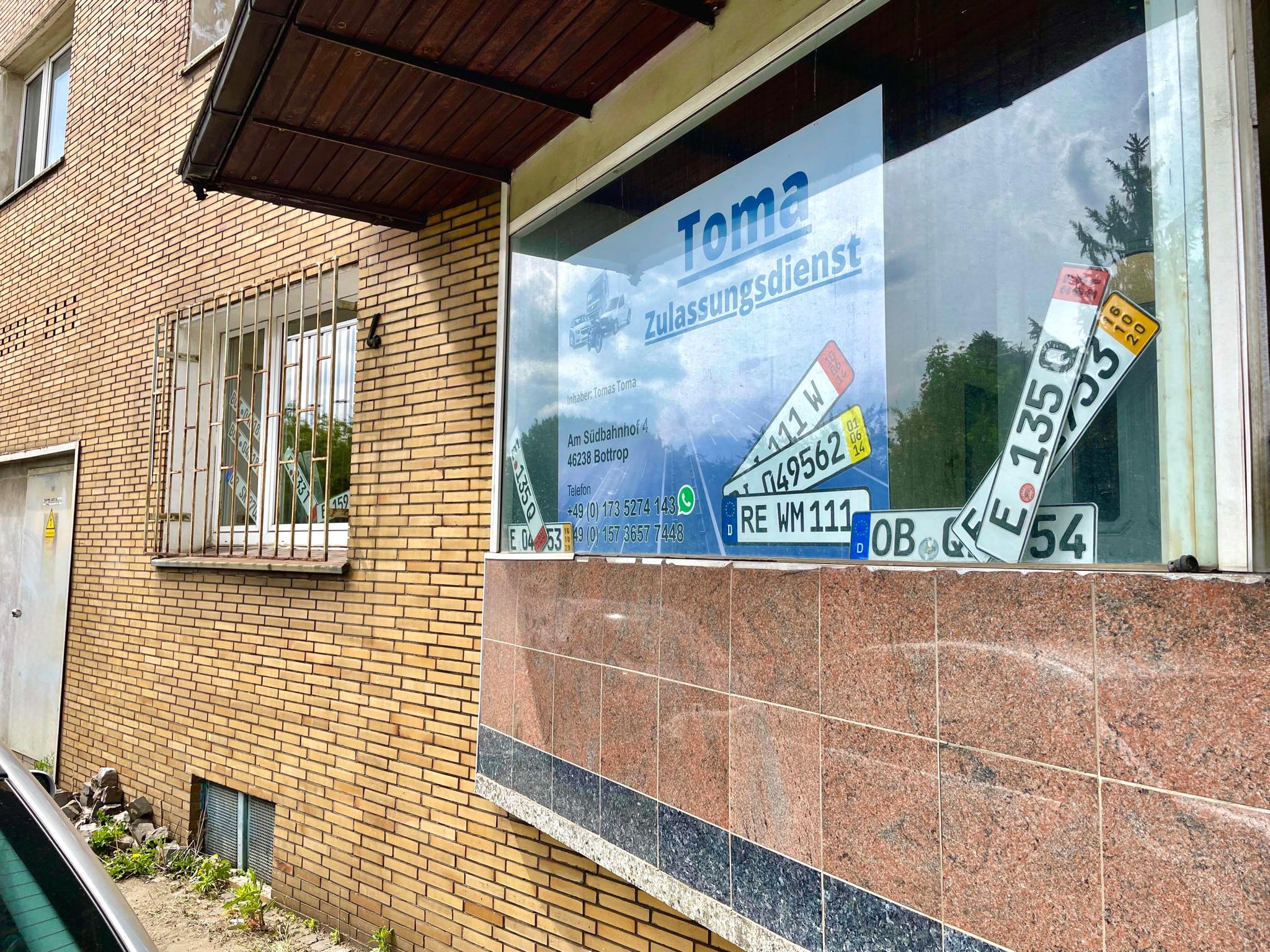 Mitarbeiter von Toma Zulassungsdienst bei der Aktenbearbeitung im Büro