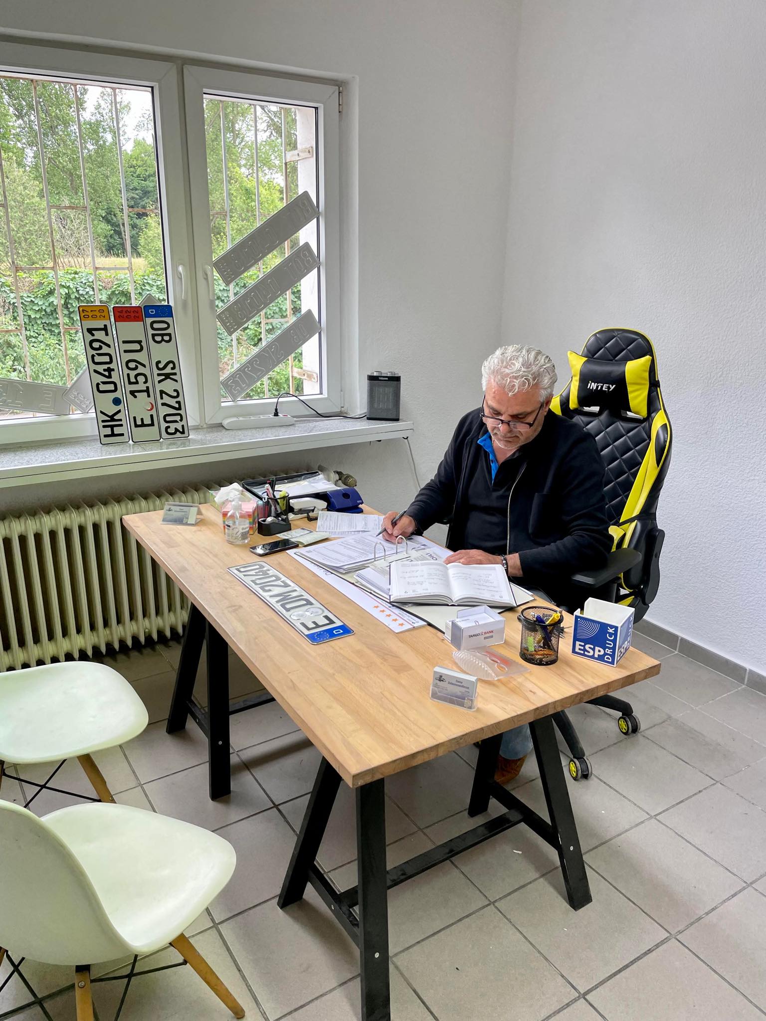 Arbeitsplatz im Büro von Toma Zulassungsdienst